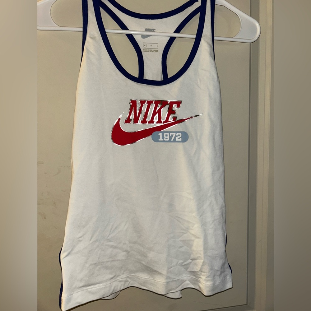 Nike racerback NWT
fast shipping perfect condition